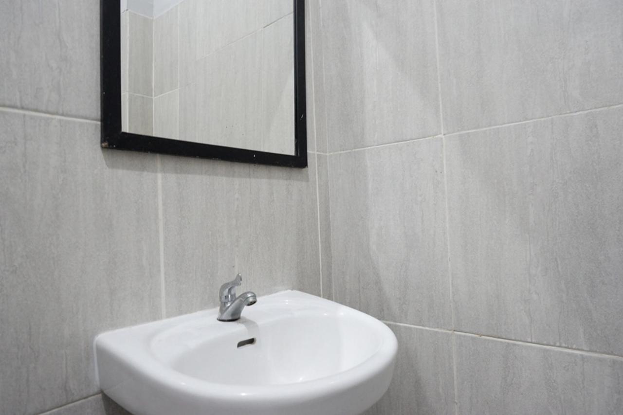 Reddoorz Near Jalan Adi Sucipto Solo Ξενοδοχείο Εξωτερικό φωτογραφία
