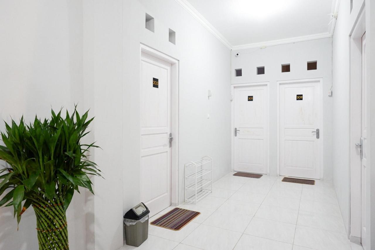 Reddoorz Near Jalan Adi Sucipto Solo Ξενοδοχείο Εξωτερικό φωτογραφία